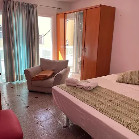 Habitacion, Cocina, Terraza Y Patio Compartir. Corralejo